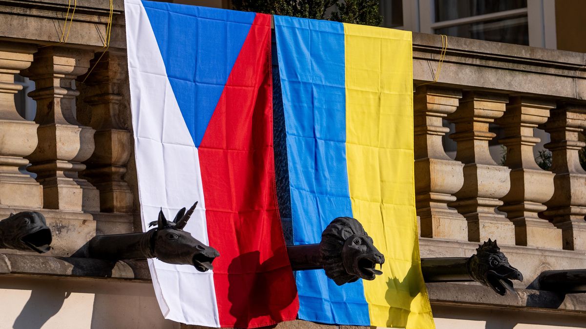 FOTO: Okamurova akce znásobila počet ukrajinských vlajek na Sněmovně